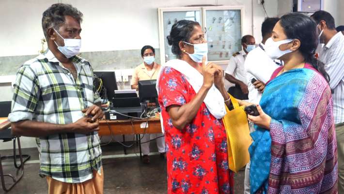 കൈപ്പത്തിയ്ക്ക് ശസ്ത്രക്രിയ കഴിഞ്ഞ യുവതിയെ മന്ത്രി വീണാ ജോര്‍ജ് സന്ദര്‍ശിച്ചു