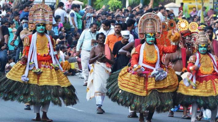 തൃപ്പൂണിത്തുറ അത്തച്ചമയത്തിന് ഒരുങ്ങി.
പുലർച്ചെ തുടങ്ങിയ മഴയുടെ ഭീതിയിൽ കലാകാരന്മാരും രാജനഗരിയും.